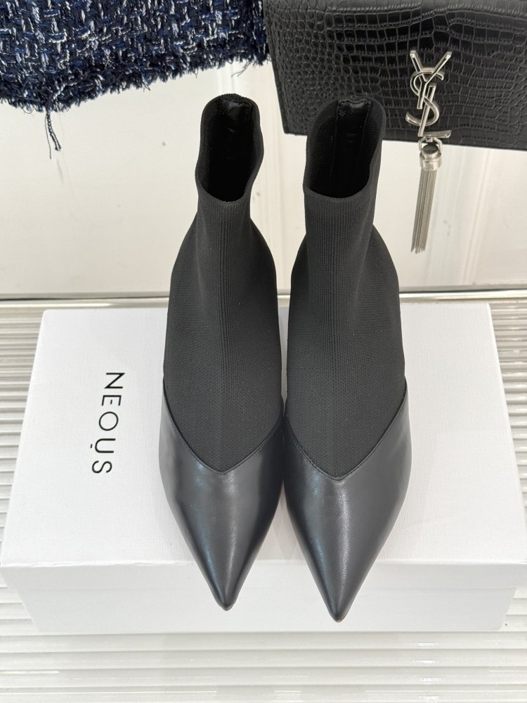 Ankle boots on short heel фото 4