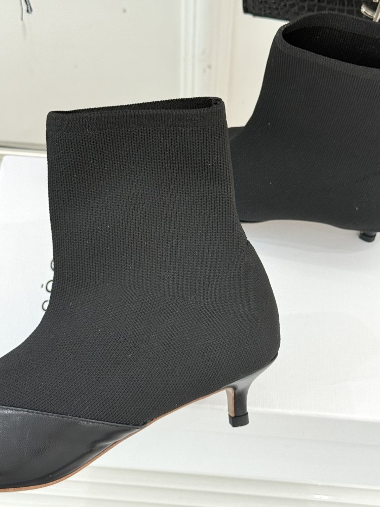 Ankle boots on short heel фото 6
