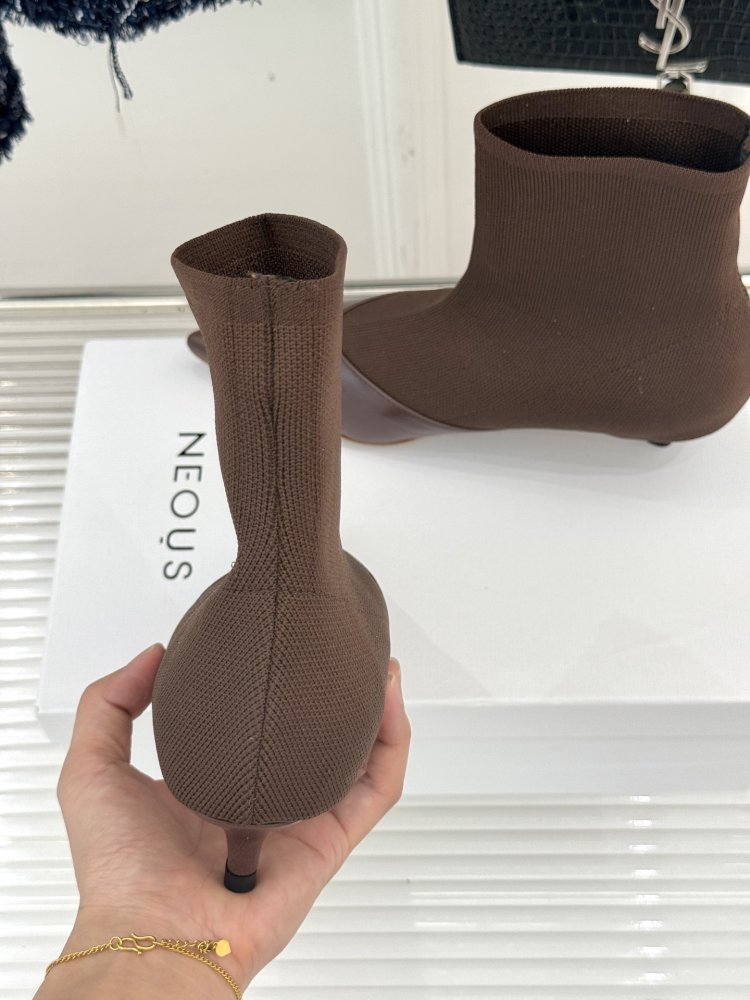 Ankle boots on short heel фото 8