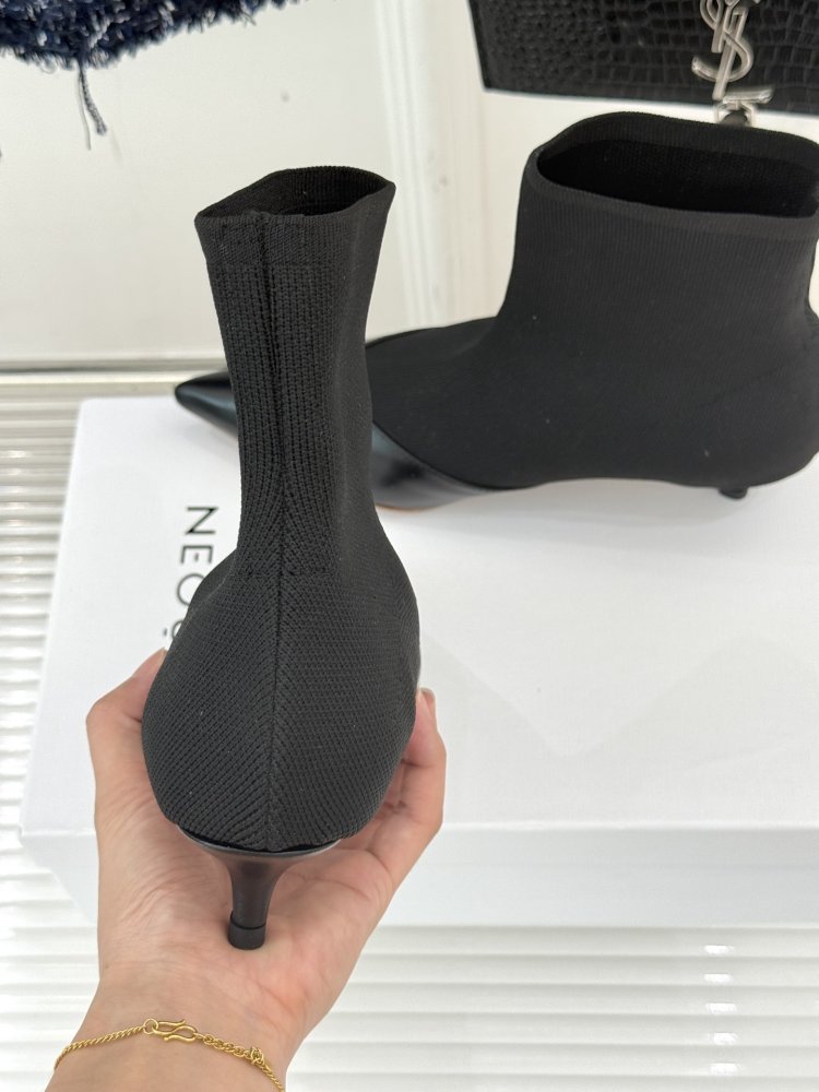 Ankle boots on short heel фото 8