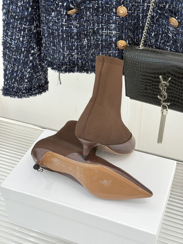 Ankle boots on short heel фото 9