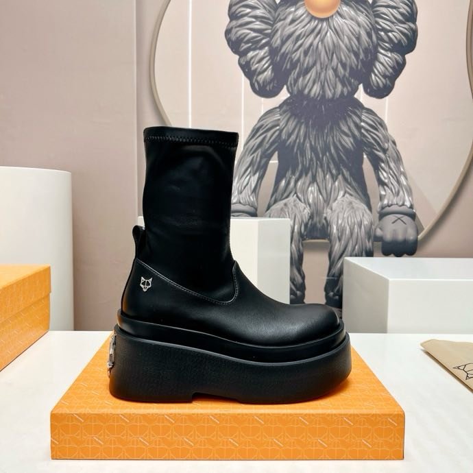 Ankle boots on platform from elastic the toe