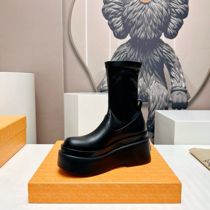 Ankle boots on platform from elastic the toe фото 9