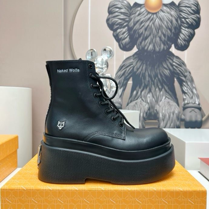 Ankle boots on platform with lacing