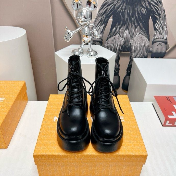 Ankle boots on platform with lacing фото 2