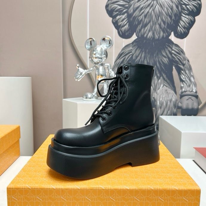 Ankle boots on platform with lacing фото 5
