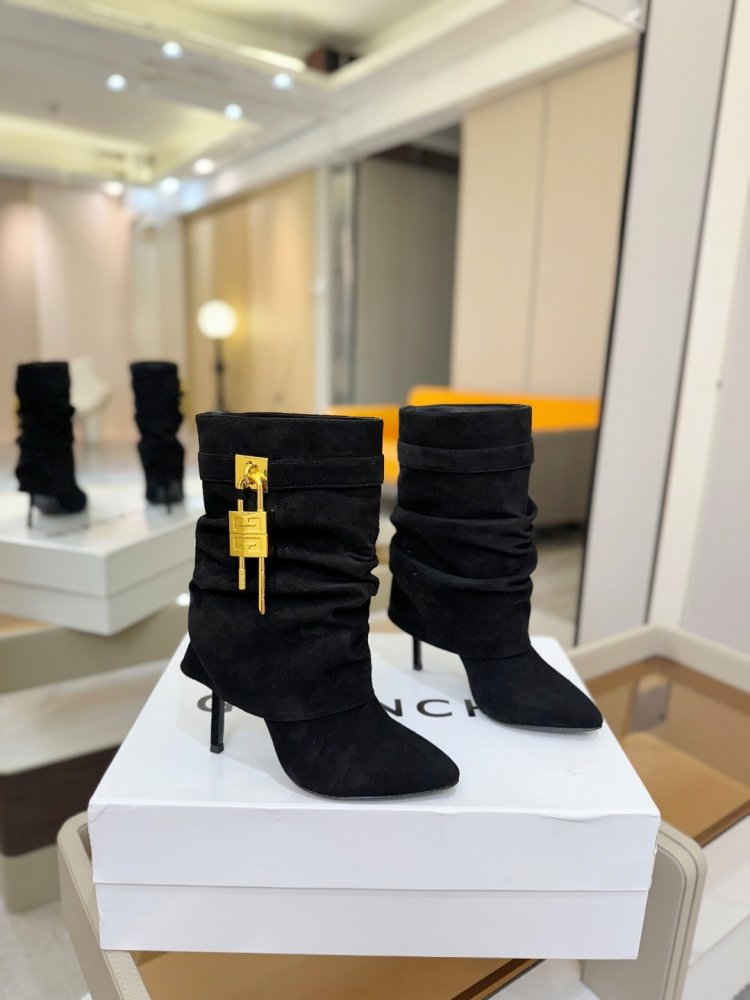 Ankle boots on stud фото 2