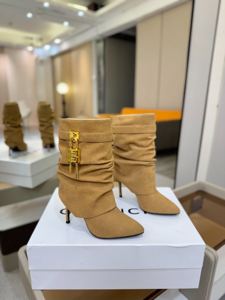 Ankle boots on stud фото 2