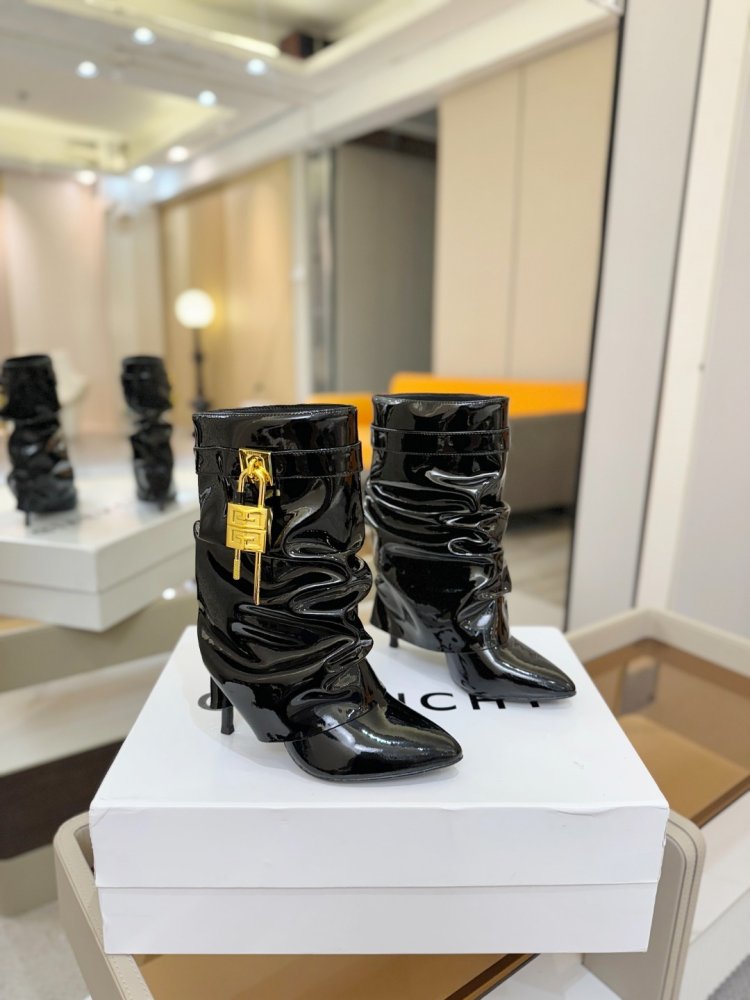 Ankle boots on stud фото 2