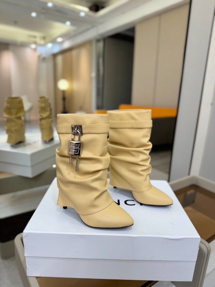 Ankle boots on stud фото 2