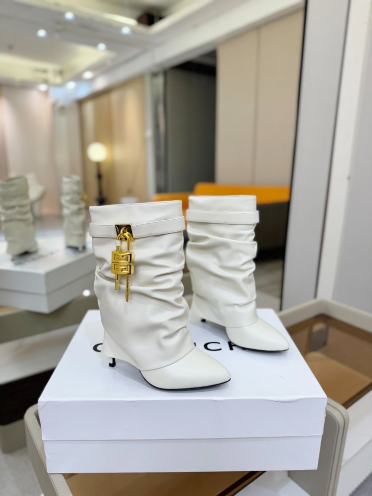 Ankle boots on stud фото 2