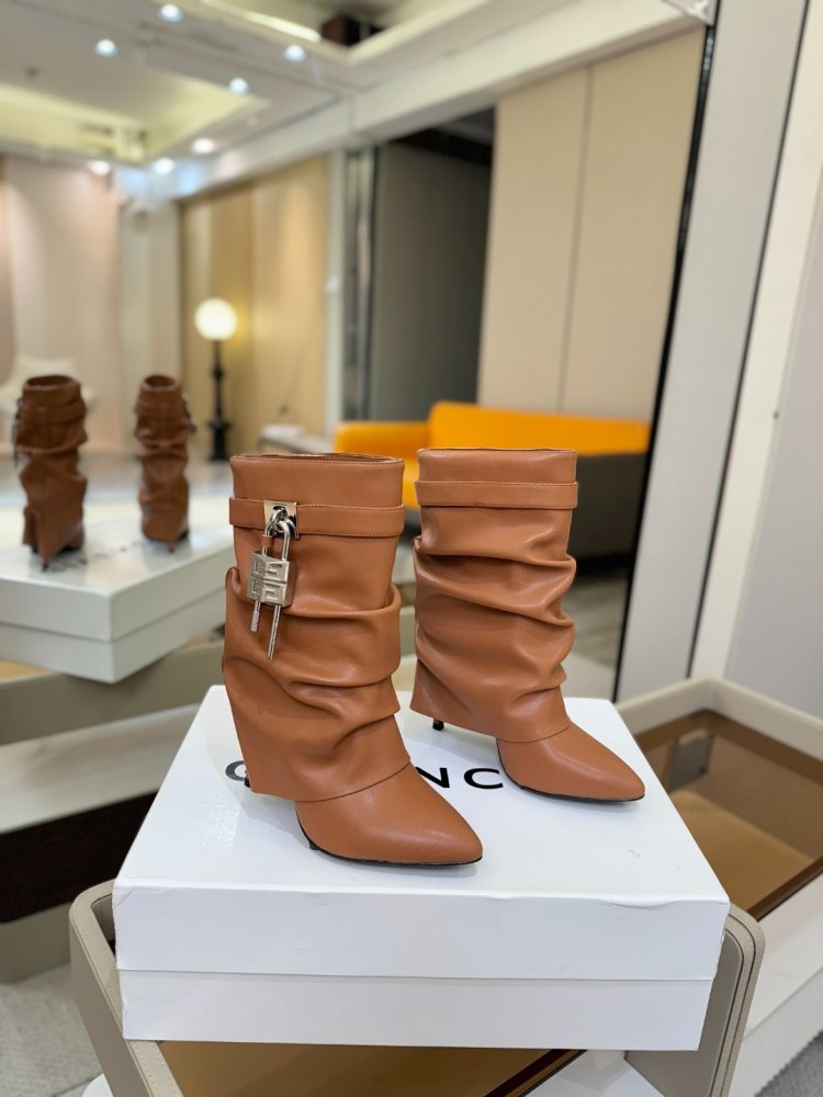 Ankle boots on stud фото 2