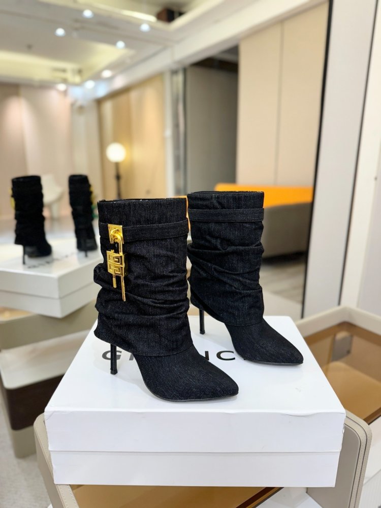 Ankle boots on stud фото 2