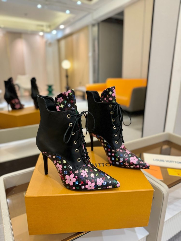 Ankle boots on stud фото 2