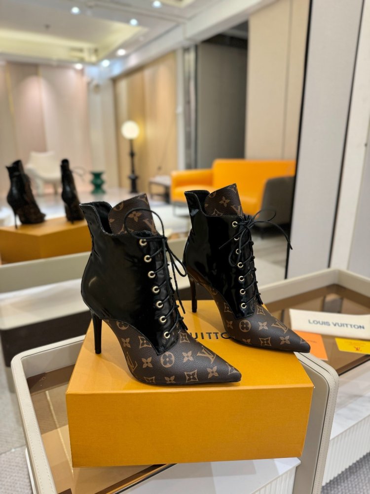 Ankle boots on stud фото 2