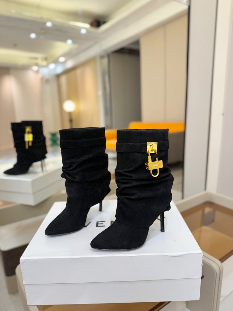 Ankle boots on stud фото 3