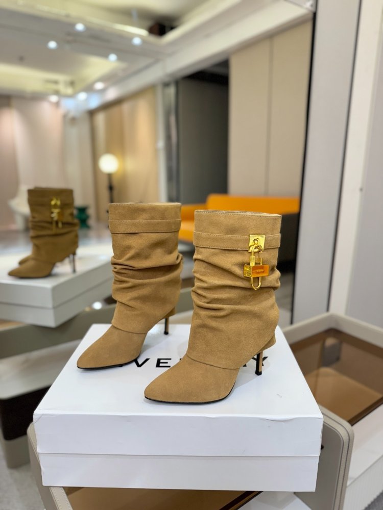 Ankle boots on stud фото 3