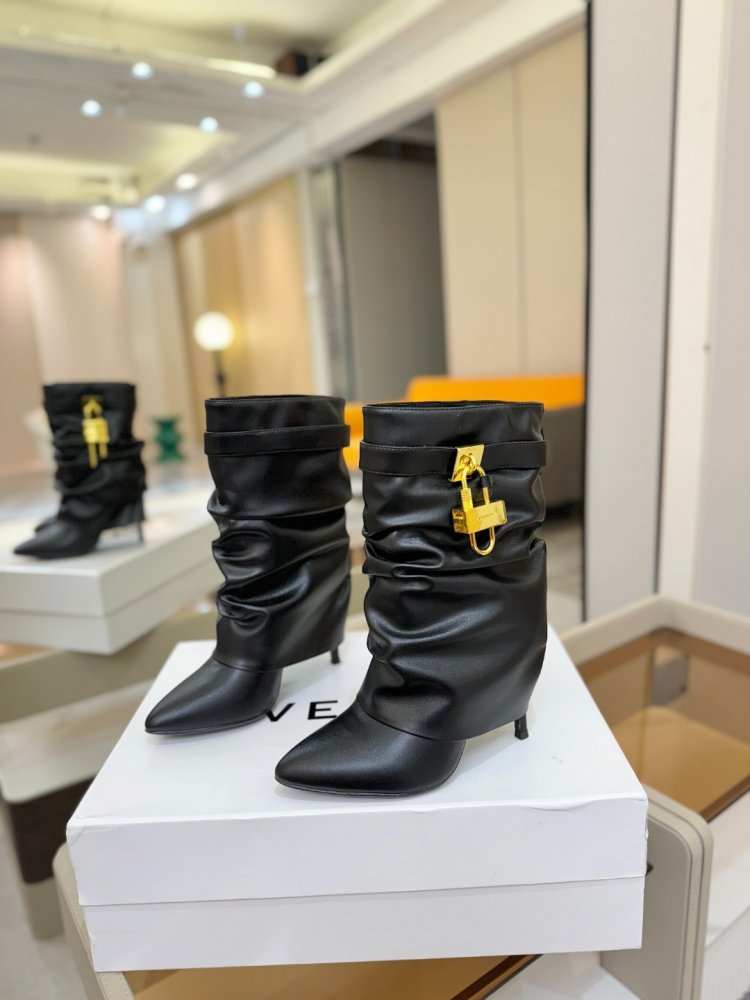 Ankle boots on stud фото 3