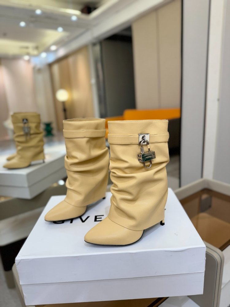 Ankle boots on stud фото 3