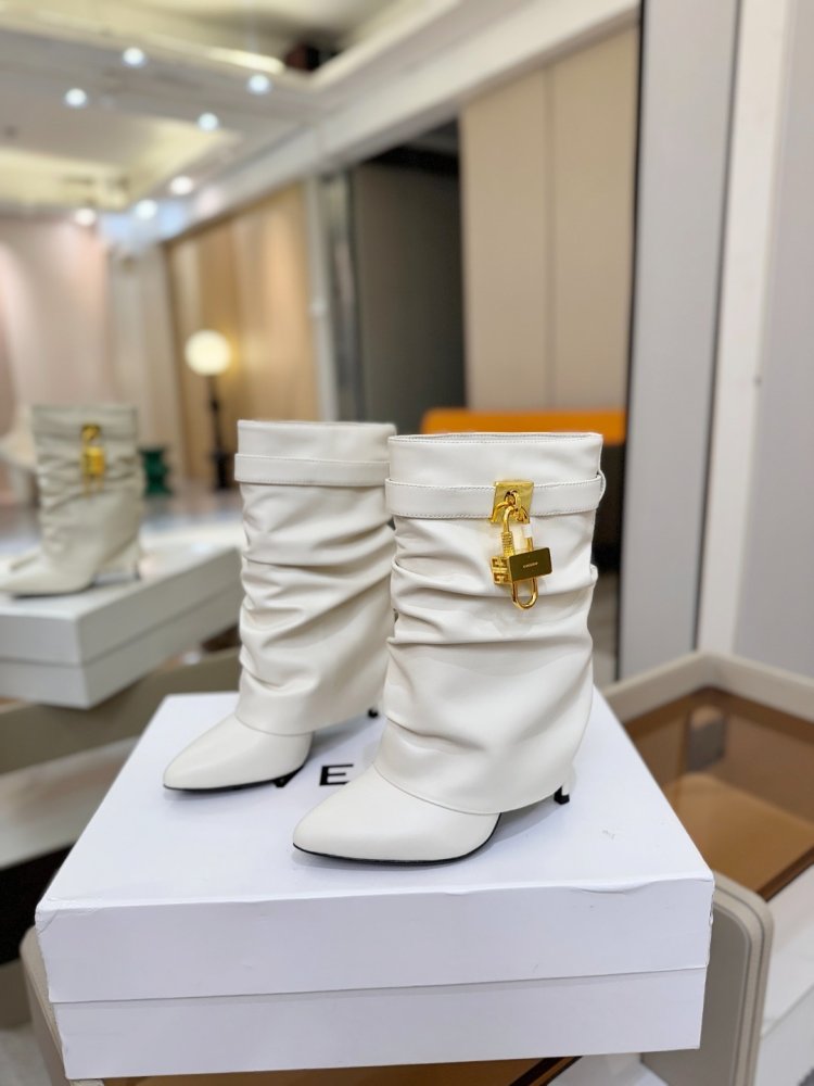 Ankle boots on stud фото 3