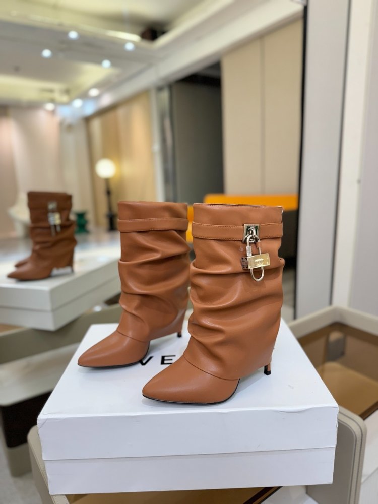 Ankle boots on stud фото 3