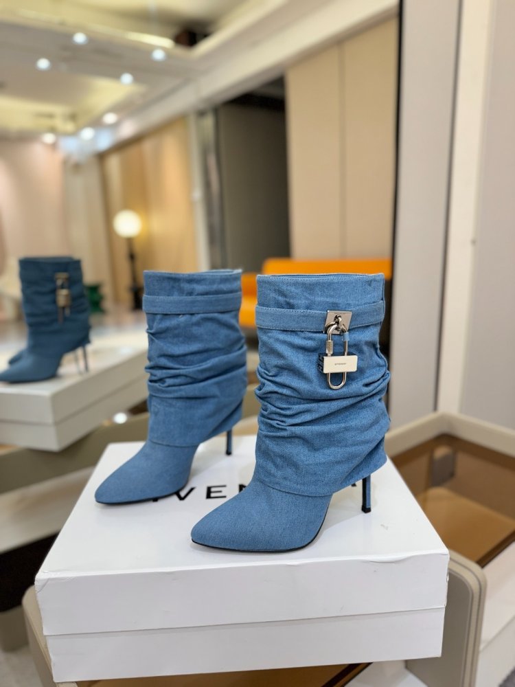 Ankle boots on stud фото 3