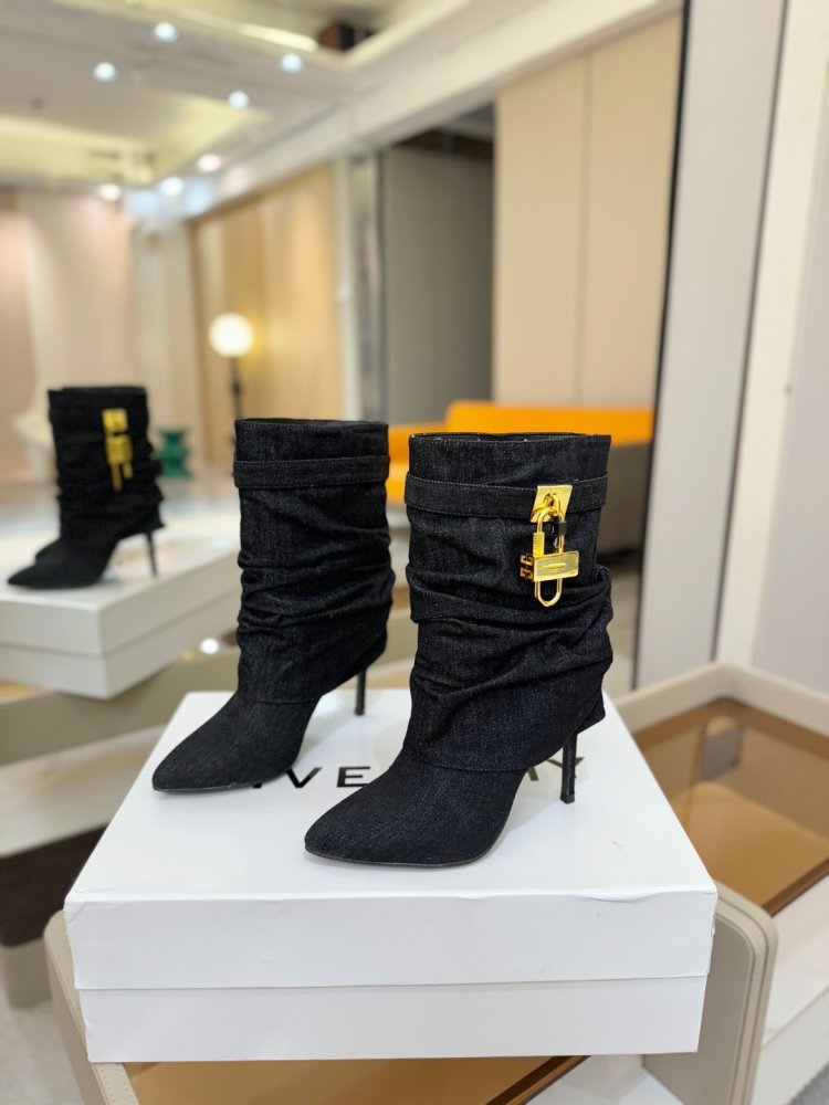 Ankle boots on stud фото 3