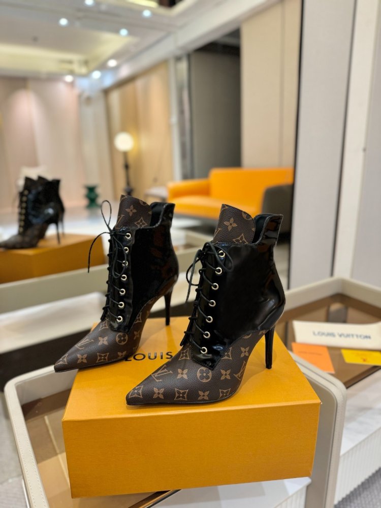 Ankle boots on stud фото 3