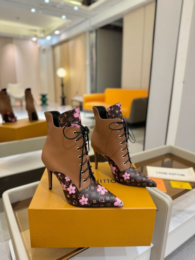 Ankle boots on stud фото 3