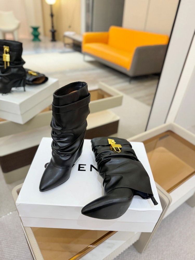 Ankle boots on stud фото 4