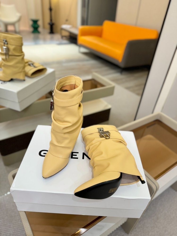 Ankle boots on stud фото 4