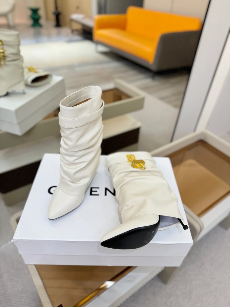 Ankle boots on stud фото 4