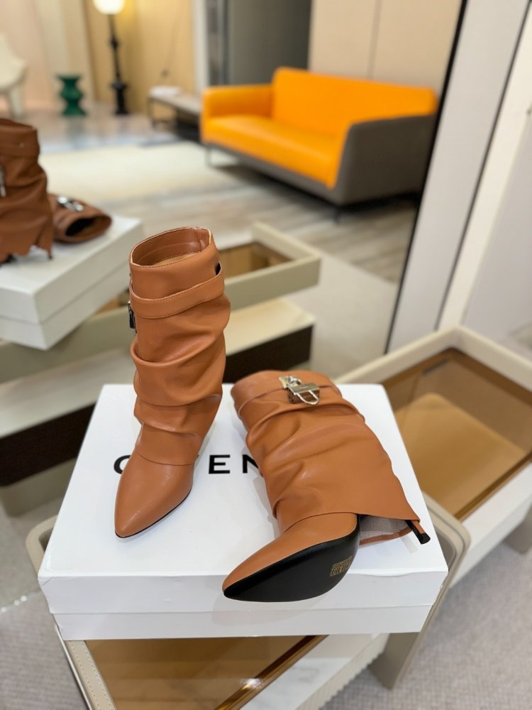 Ankle boots on stud фото 4