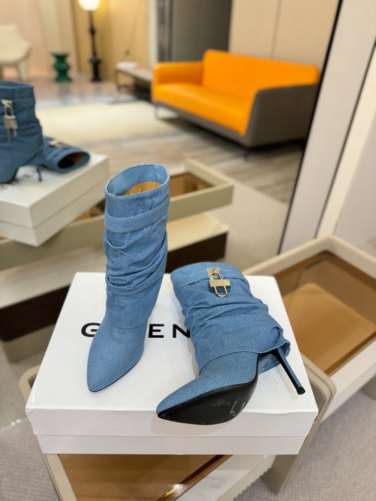 Ankle boots on stud фото 4