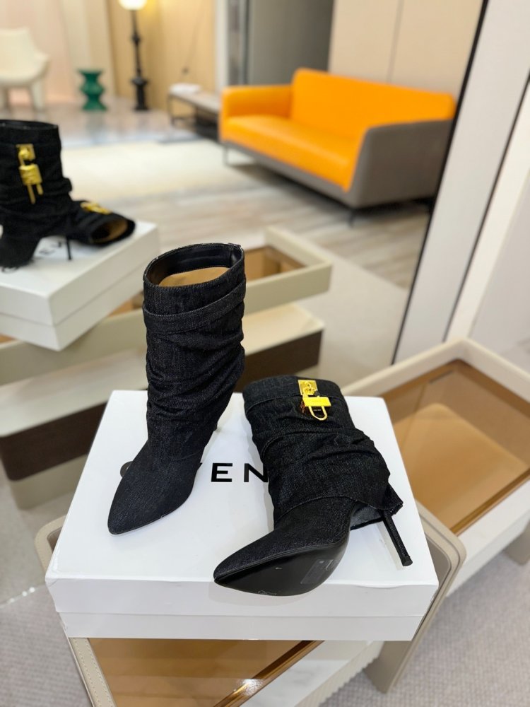 Ankle boots on stud фото 4