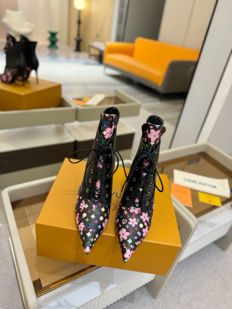 Ankle boots on stud фото 4