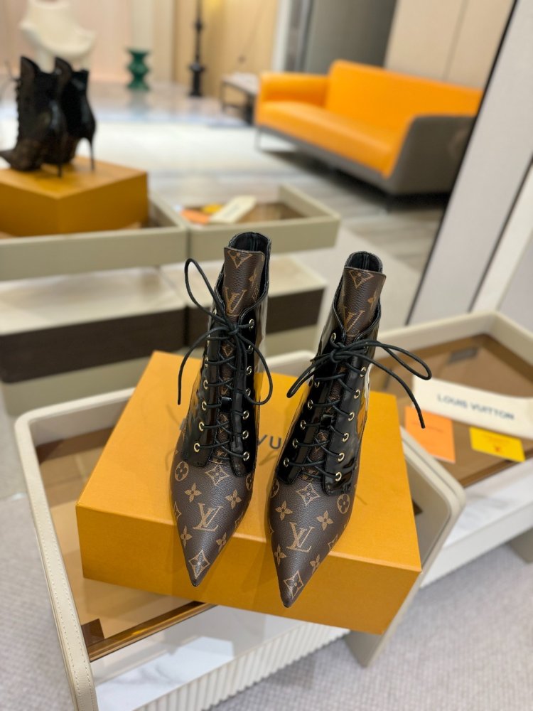 Ankle boots on stud фото 4