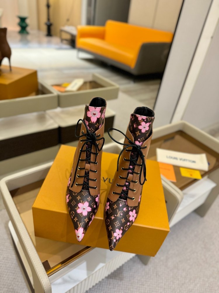 Ankle boots on stud фото 4