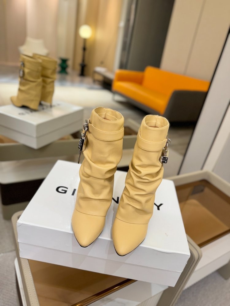 Ankle boots on stud фото 5