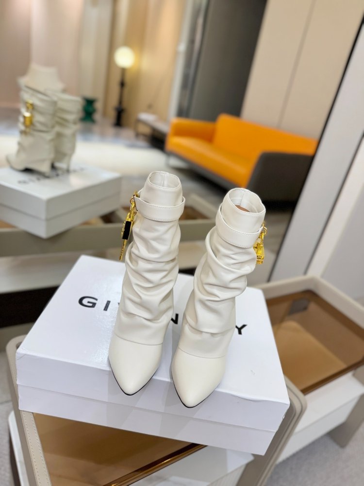 Ankle boots on stud фото 5