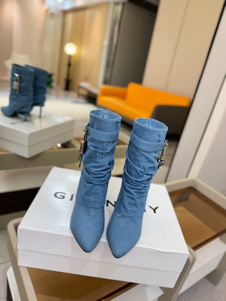 Ankle boots on stud фото 5