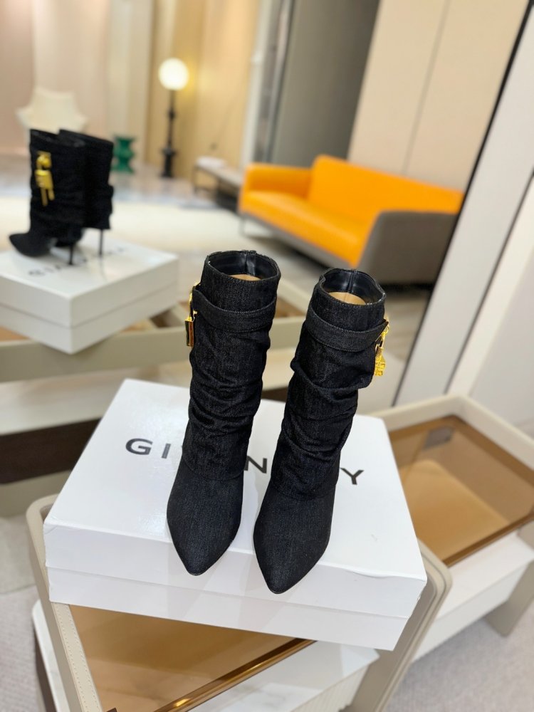 Ankle boots on stud фото 5