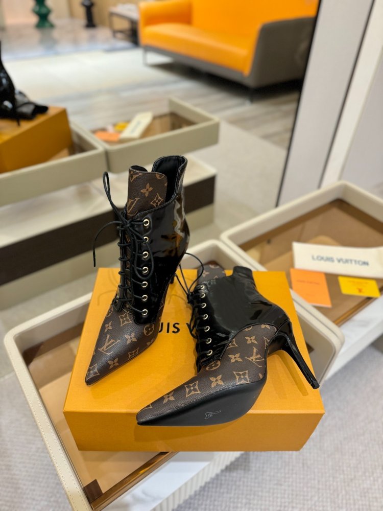 Ankle boots on stud фото 5