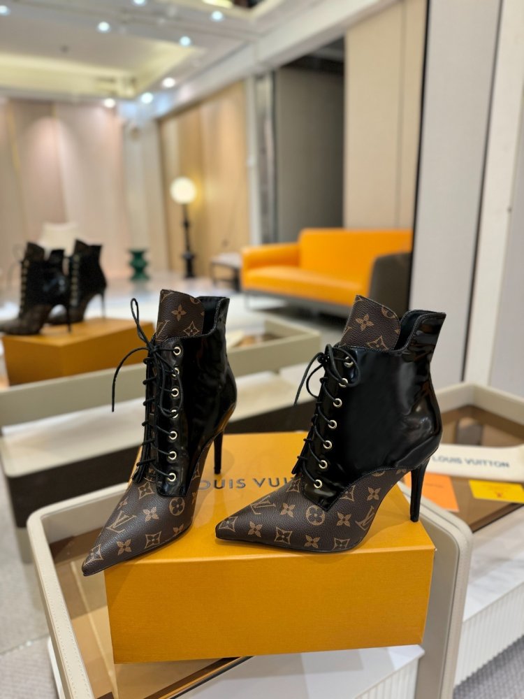 Ankle boots on stud фото 6