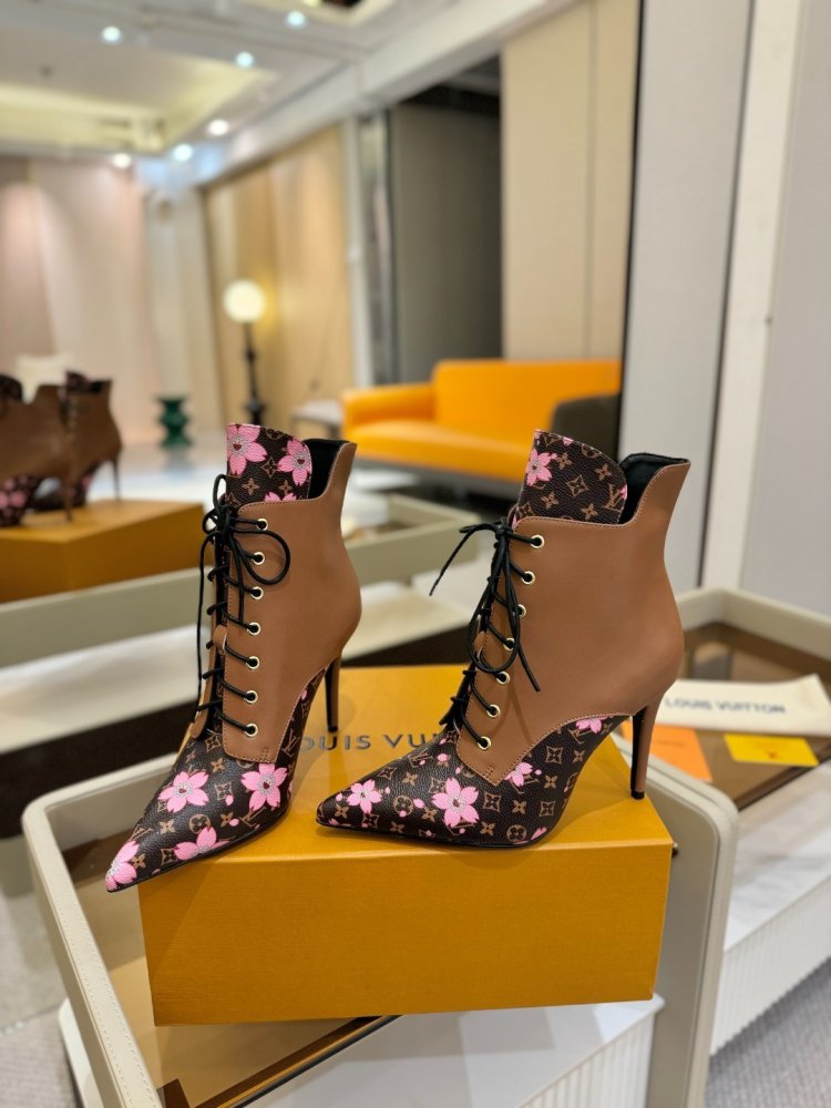 Ankle boots on stud фото 6