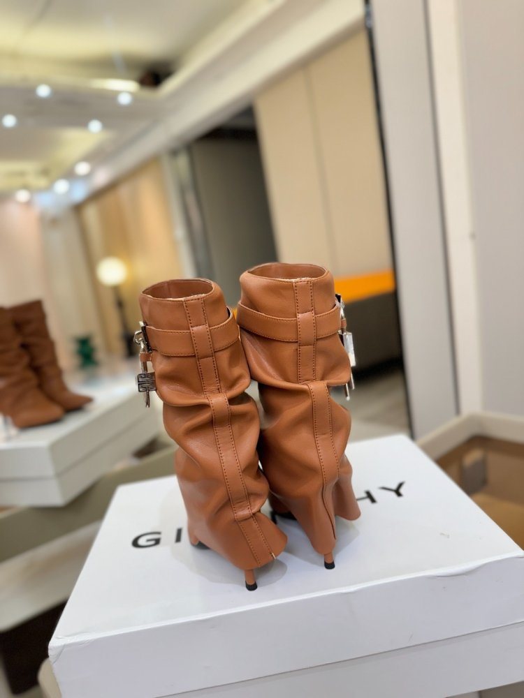 Ankle boots on stud фото 7