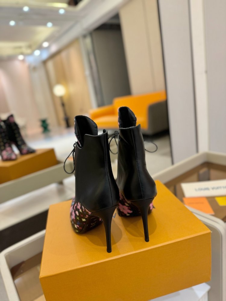 Ankle boots on stud фото 7