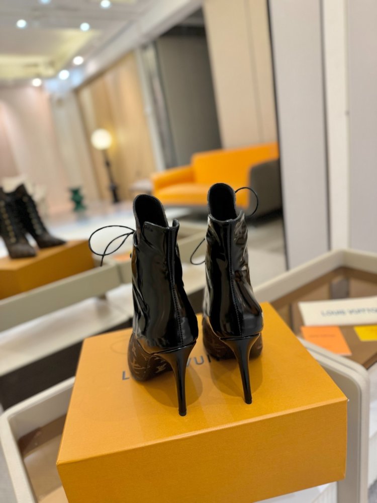 Ankle boots on stud фото 7