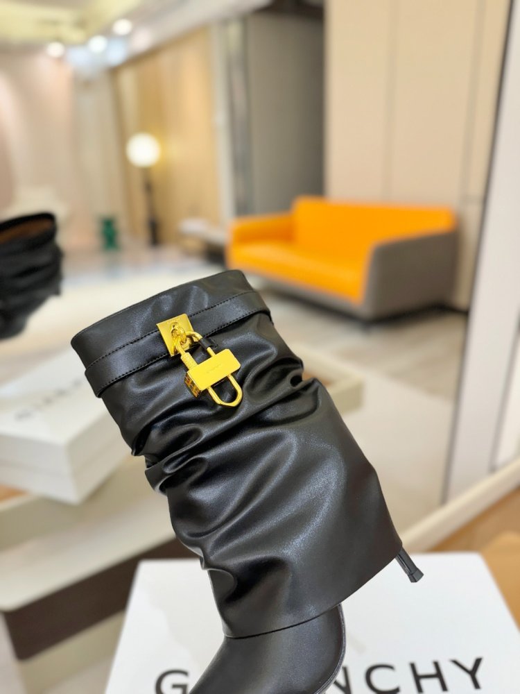 Ankle boots on stud фото 8