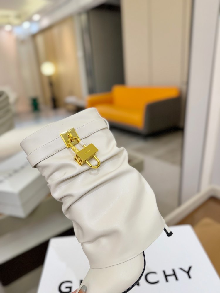 Ankle boots on stud фото 8